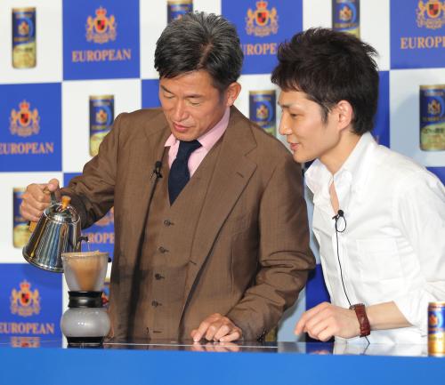 日本コカ・コーラ「ジョージア　ヨーロピアン」シリーズのリニューアルイベントに登場し、バリスタの鵜飼紀彦氏（右）の指導でコーヒーを淹れる三浦知良