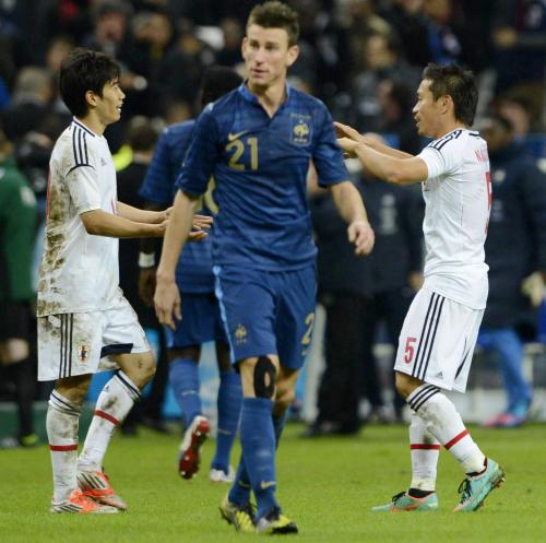 ＜フランス・日本＞フランスを破り喜ぶ、決勝ゴールの香川（左）とアシストした長友