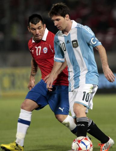 ＜チリ・アルゼンチン＞先制ゴールを決めたアルゼンチン代表のＦＷメッシ（右）