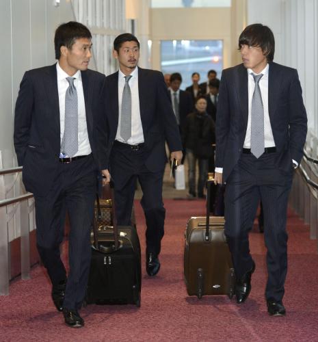 欧州遠征から帰国したサッカー日本代表の今野（左）と遠藤（右）ら