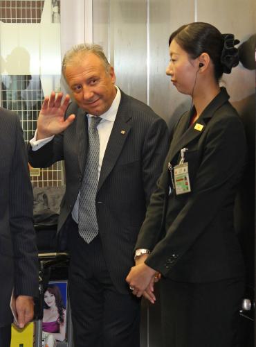 日本に帰国したザッケローニ監督は手を振り羽田空港を後にする