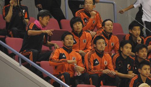 ブラジル代表の試合を観戦した三浦知良（左）らフットサル日本代表メンバー