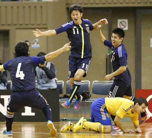 ＜日本―ウクライナ＞前半、フットサル日本代表初ゴールを決め、跳び上がって喜ぶ三浦知良（中央）