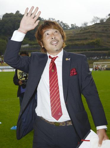 サッカーなでしこリーグで２年連続の優勝を決め、声援に応えるＩＮＡＣ神戸の星川監督