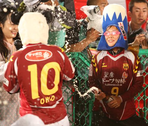 ＜岡山湯郷・ＩＮＡＣ神戸＞試合後神戸に戻って行われた祝賀会で大野（手前）にビールをかける川澄