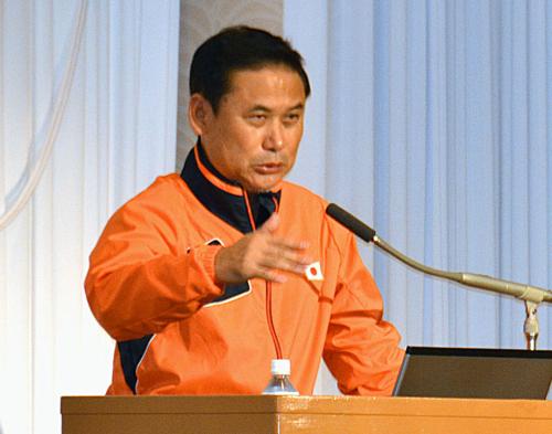 青森県八戸市で講演する、サッカー女子の日本代表「なでしこジャパン」の佐々木則夫監督