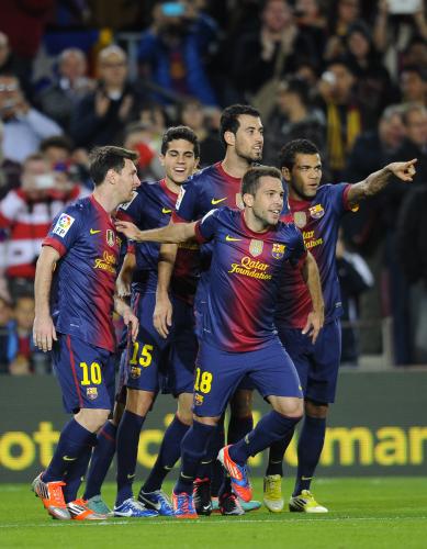 得点を挙げて喜ぶバルセロナのジョルデ・アルバ（右から２人目）ら