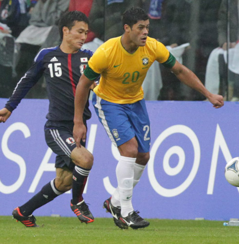 １０月、ブラジル代表として日本との親善試合に出場したフッキ（右）