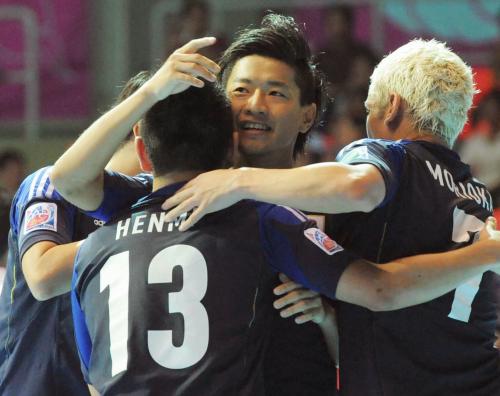 日本―リビア　前半、先制ゴールが決まり、抱き合って喜ぶ稲葉（中央）ら日本代表
