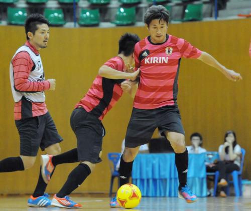決勝トーナメントに向け、練習する三浦（右）ら日本代表
