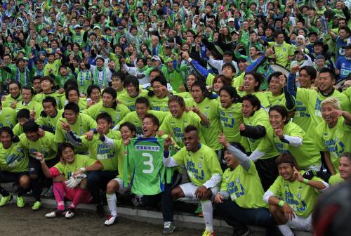 ＜町田・湘南＞２位でのＪ１自動昇格を決め、サポーターと喜び合う湘南の選手たち