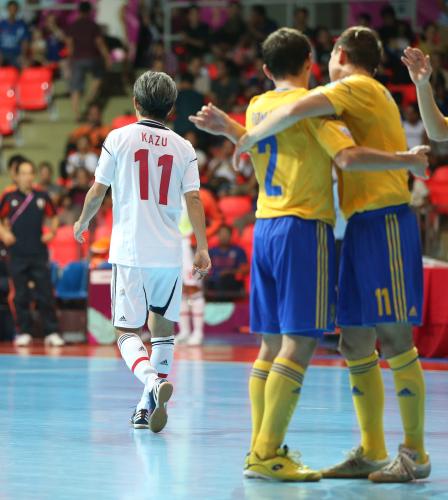 ＜日本・ウクライナ＞歓喜のウクライナの選手を横目に引き揚げる三浦（左奥）
