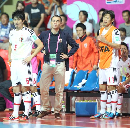 ＜日本・ウクライナ＞後半、ベンチで試合を見守る三浦（右）とロドリゴ監督（中）