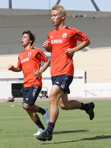 チームに合流した本田は練習で乾（左）とランニングをする