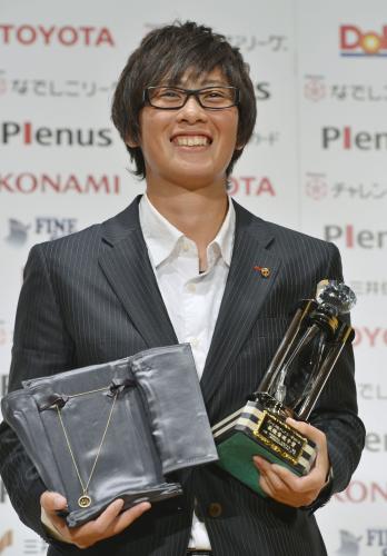 プレナスなでしこリーグの年間表彰式で、ＭＶＰを初受賞し笑顔のＩＮＡＣ神戸・高瀬愛実