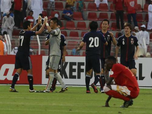 ＜オマーン・日本＞勝利を喜ぶ川島（左から２人目）ら日本イレブンの横でしゃがみ込むオマーンの選手