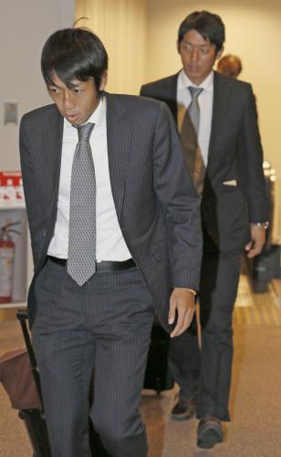 オマーン戦を終え、帰国したサッカー日本代表の中村（左）と権田
