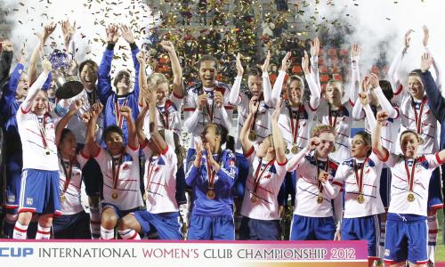 サッカーの国際女子クラブ選手権で優勝し、喜ぶリヨンイレブン
