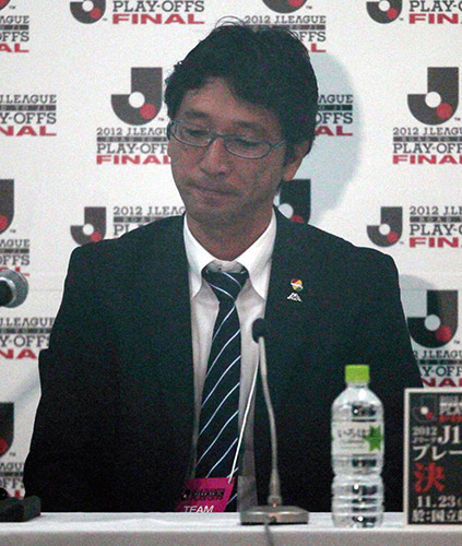 ２３日、Ｊ１昇格プレーオフ決勝で大分に敗れ、会見で無念の表情を見せる千葉の木山監督