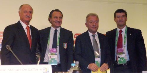 （左から）ブラジルのスコラリ監督、イタリアのプランデリ監督、日本のザッケローニ監督、メキシコのデラトレ監督