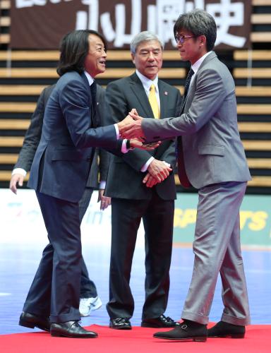 北沢ＦリーグＣＯＯ補佐（左）と握手をかわす横浜ＦＣ・三浦（右）。中は大仁日本サッカー協会会長