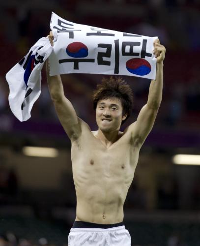 ８月、ロンドン五輪サッカー男子３位決定戦の日韓戦後に、「独島はわれわれの領土」とのメッセージを掲げる朴鍾佑