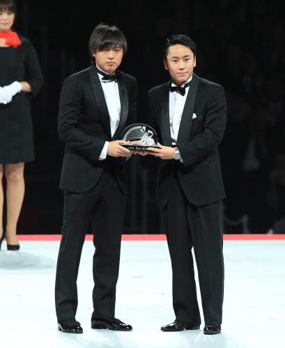 ＜Ｊアウォーズ＞ベストイレブンの遠藤（左）がフェンシングの太田雄貴から表彰を受ける