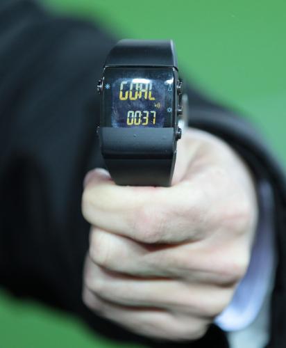 ボールがゴールラインを通過するとセンサーが反応、腕時計に「ＧＯＡＬ」の文字が浮かび上がる