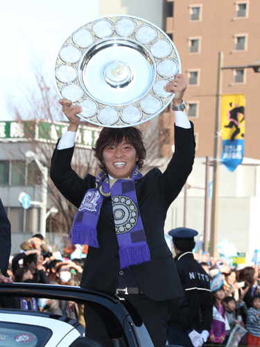 広島の佐藤寿人は笑顔で優勝銀皿をファンに向け掲げる