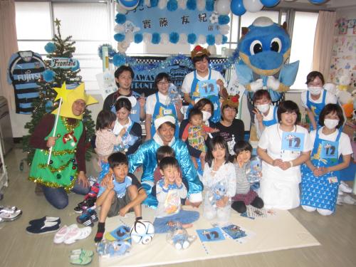 川崎市内の小児病棟を慰問した実藤（中央左）