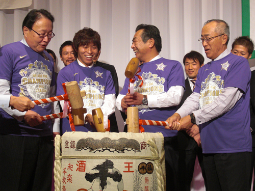 優勝祝賀会の鏡抜きで笑顔を見せる広島のＦＷ佐藤（左から２人目）