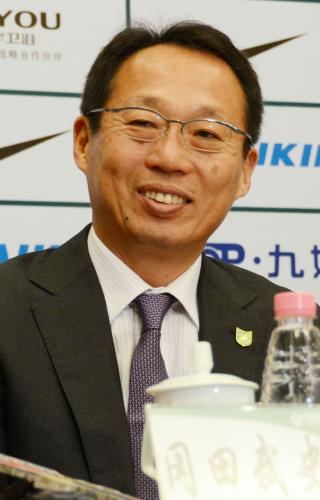 杭州緑城との契約を２年更新し、記者会見するサッカー前日本代表監督の岡田武史氏