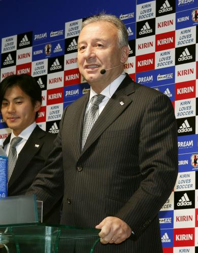 来年の試合日程を発表する日本代表のザッケローニ監督