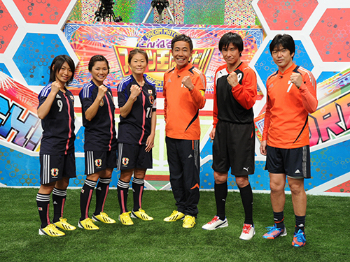 笑顔を見せる（左から）田中陽子、川澄奈穂美、澤穂希、木梨憲武、中山雅史、名波浩氏