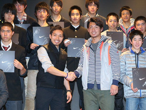 詰めかけた野球少年、サッカー少年らと記念撮影するインテル・ミラノの長友（左）と阪神・鳥谷