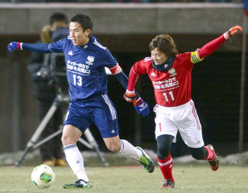 慈善試合「チャリティーサッカー２０１２」で競り合う「ＪＡＰＡＮスターズ」の長谷部誠（左）と「東北ドリームス」の佐藤寿人