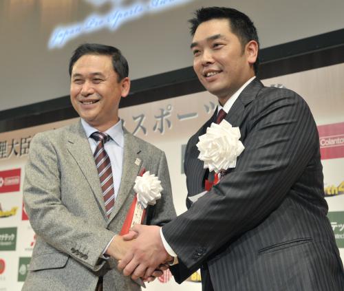 日本プロスポーツ大賞の授賞式後、握手する「なでしこジャパン」の佐々木則夫監督（左）と巨人の阿部慎之助捕手