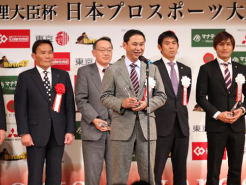 日本プロスポーツ大賞殊勲賞を受賞し、あいさつするなでしこジャパン・佐々木監督（中央）