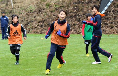 サッカー教室に参加したシャルケの内田篤人（右端）と仙台の鮫島彩（中央）