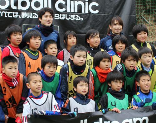 契約する用具メーカー主催のサッカー教室で、参加者と記念写真に納まるシャルケの内田篤人（最後列左）と仙台の鮫島彩（同右）