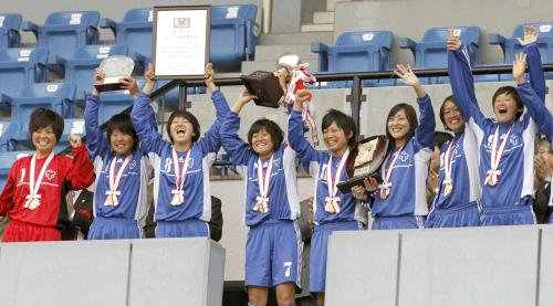 全日本大学女子サッカー決勝、２大会連続15度目の優勝を果たし、喜ぶ日体大イレブン