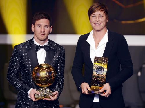 国際サッカー連盟の世界年間最優秀選手に選ばれたアルゼンチンのメッシ（左）と米国のワンバック