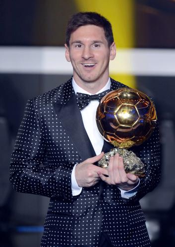 国際サッカー連盟の男子世界年間最優秀選手に４年連続で選ばれ、笑顔でトロフィーを手にするバルセロナのＦＷメッシ