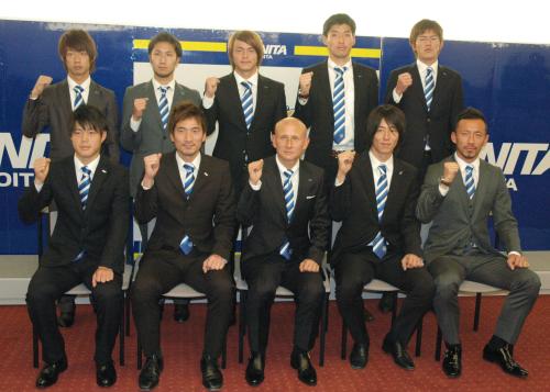 記者会見後、写真に納まるＪ１に復帰する大分の田坂和昭監督（前列中央）と高木和道（同右から２人目）ら選手たち