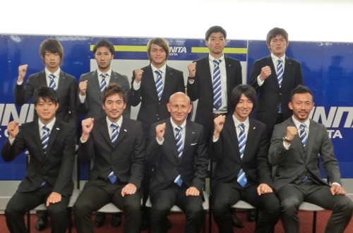 田坂監督（前列中央）と新加入９選手で新体制発表を行った大分