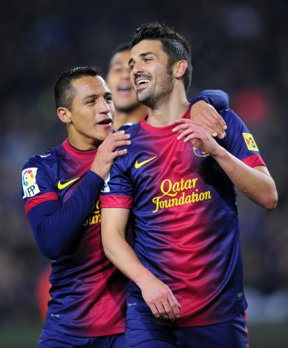 ＜バルセロナ・コルドバ＞ゴールを決めＡ・サンチェス（左）と喜び合うバルセロナのＦＷビジャ