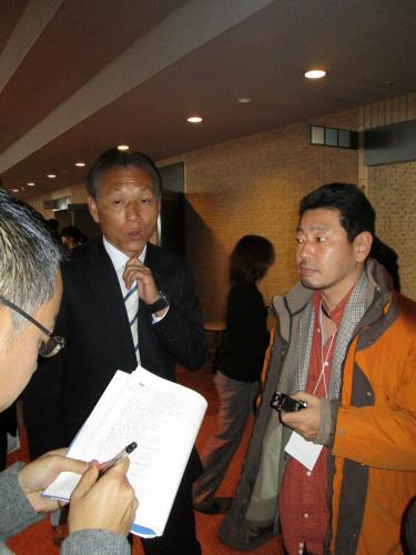 仙台市内で行われたサッカーカンファレンスで取材に応じる日本協会の原技術委員長