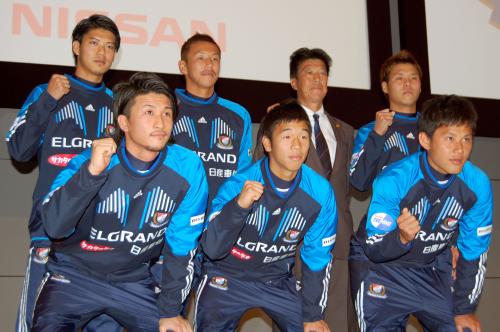 横浜新加入会見でポーズをとる（上段左から）田代、藤田、樋口監督、端戸（下段左から）佐藤、喜田、奈良輪