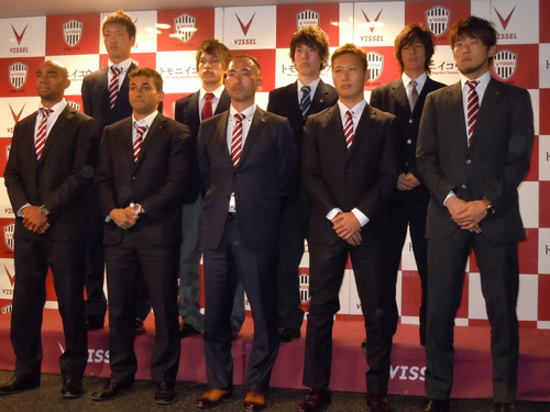 新体制会見に臨む神戸の選手たち。前列左からＭＦエステバン、ＦＷポポ、安達監督、ＭＦ杉浦、ＧＫ山本。後列左からＤＦ岩波、ＦＷ松村、ＭＦ前田。ＭＦ和田