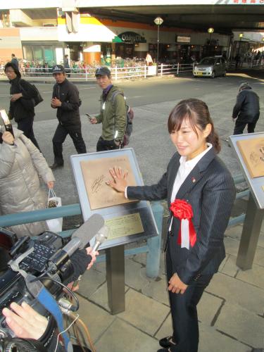 神奈川・大和市の大和駅前で自身の「手形モニュメント除幕式」に参加したなでしこジャパンのＦＷ川澄